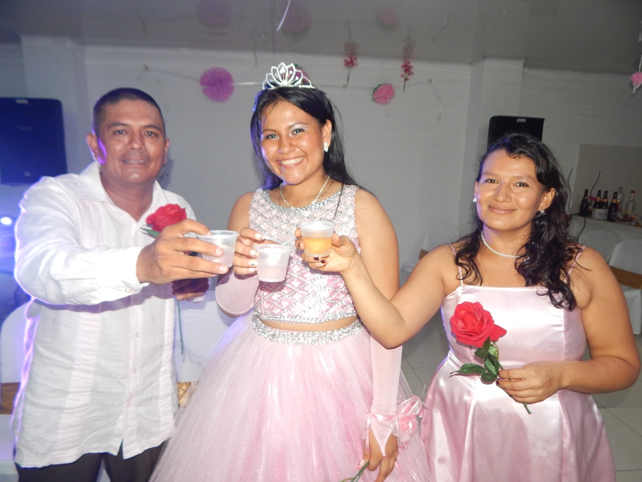 La quinceañera María Paula Hernández con sus padres Ilder Hernández y Jackeline Cifuentes.